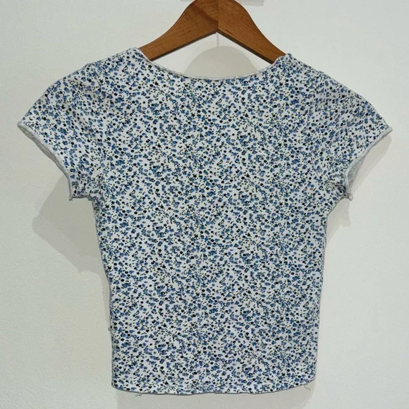 🌼🪻💙🕊️Brandy Melville Blue Floral Gina Top - Picture 3 of 6